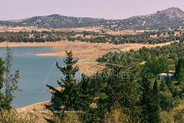 Image du Maroc Professionnelle de  Le barrage Oued El Makhazine, conçu pour le développement et  l'irrigation du périmètre du Loukkos. Ainsi les champs situés dans le triangle Ksar El Kébir, Larache, Moulay Bouselham profitent de cette infrastructure. Cette importante réalisation située sur El Oued Loukkos sert à la régularisation inter annuelle des débits tout en formant une protection contre les crues, au Jeudi 1er Septembre 2005 à cette datte le barrage dispose 309 Million de M3. (Photo / Abdeljalil Bounhar) 